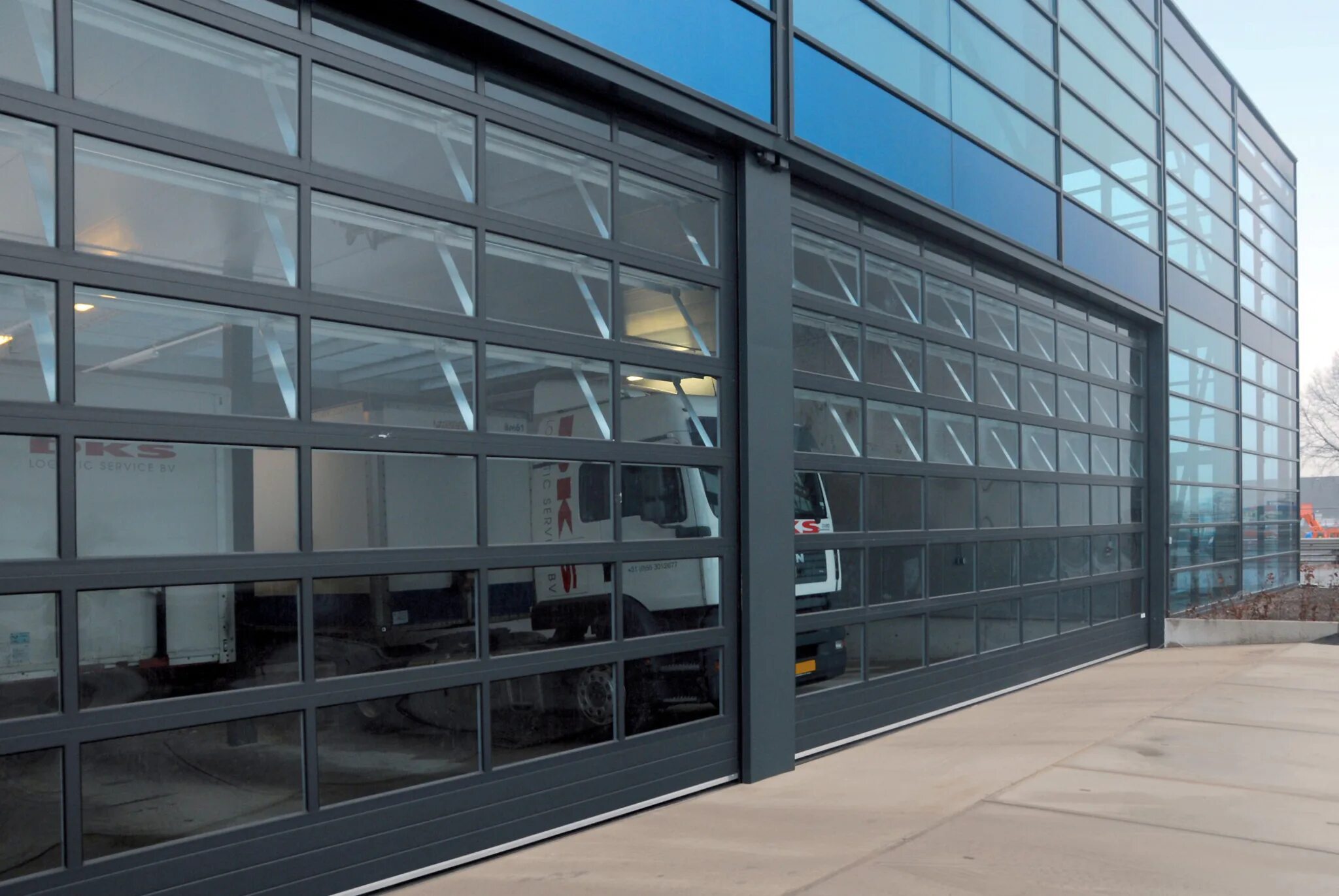 Doorhan isd02 панорамные. секционные ворота дорхан с панорамной панелью. панорамные панели. панорамные панели алютех. панорамные ворота alutrend.