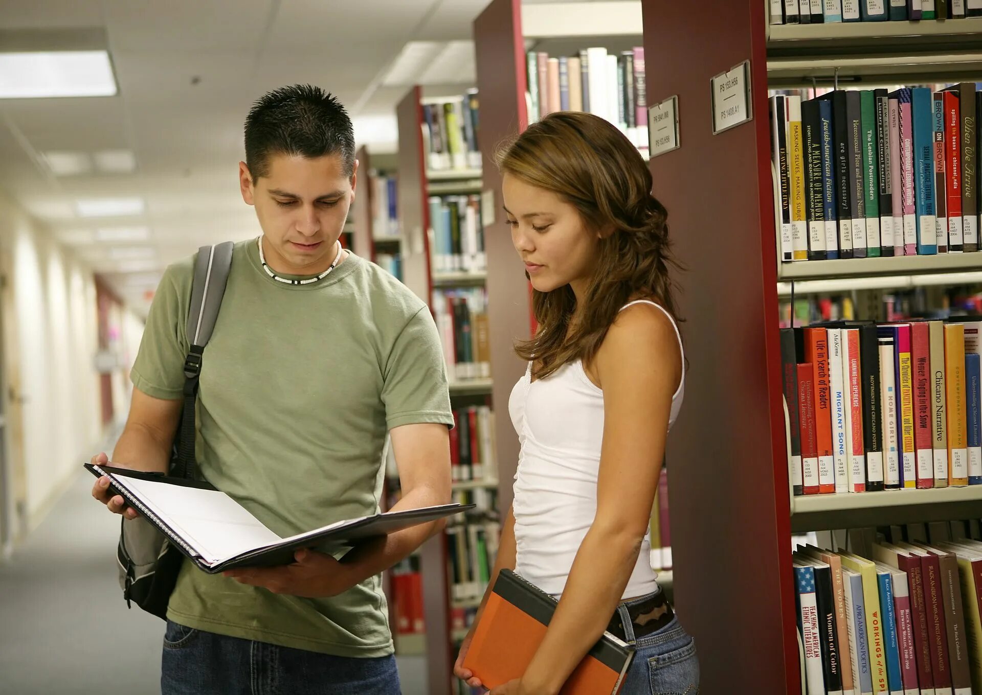 He a good student. Студент закончил. Доска лучших студентов. Преподаватель и студент. Студенты поступают.