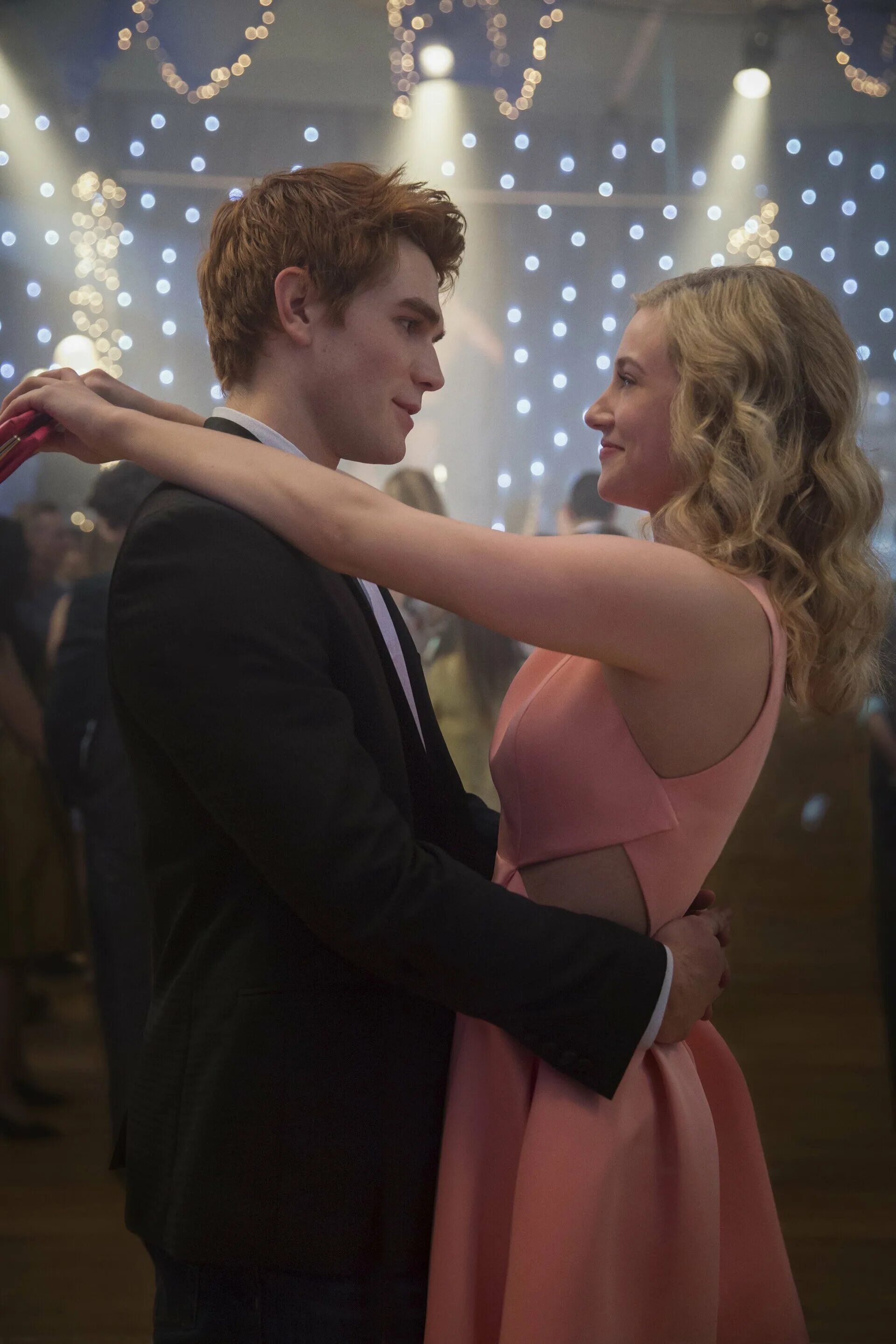 Betty and veronica married. Бетти и арчи. Ривердейл кэссиди булак. Archie and veronica. Арчи комикс бетти.