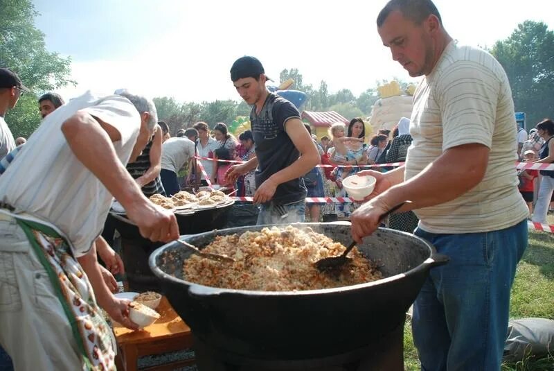 Курбан крым. Праздник Курбан байрам у татар. Плов в Башкирии Курбан байрам. Марнеули Курбан байрам. Татары на празднике Курбан.