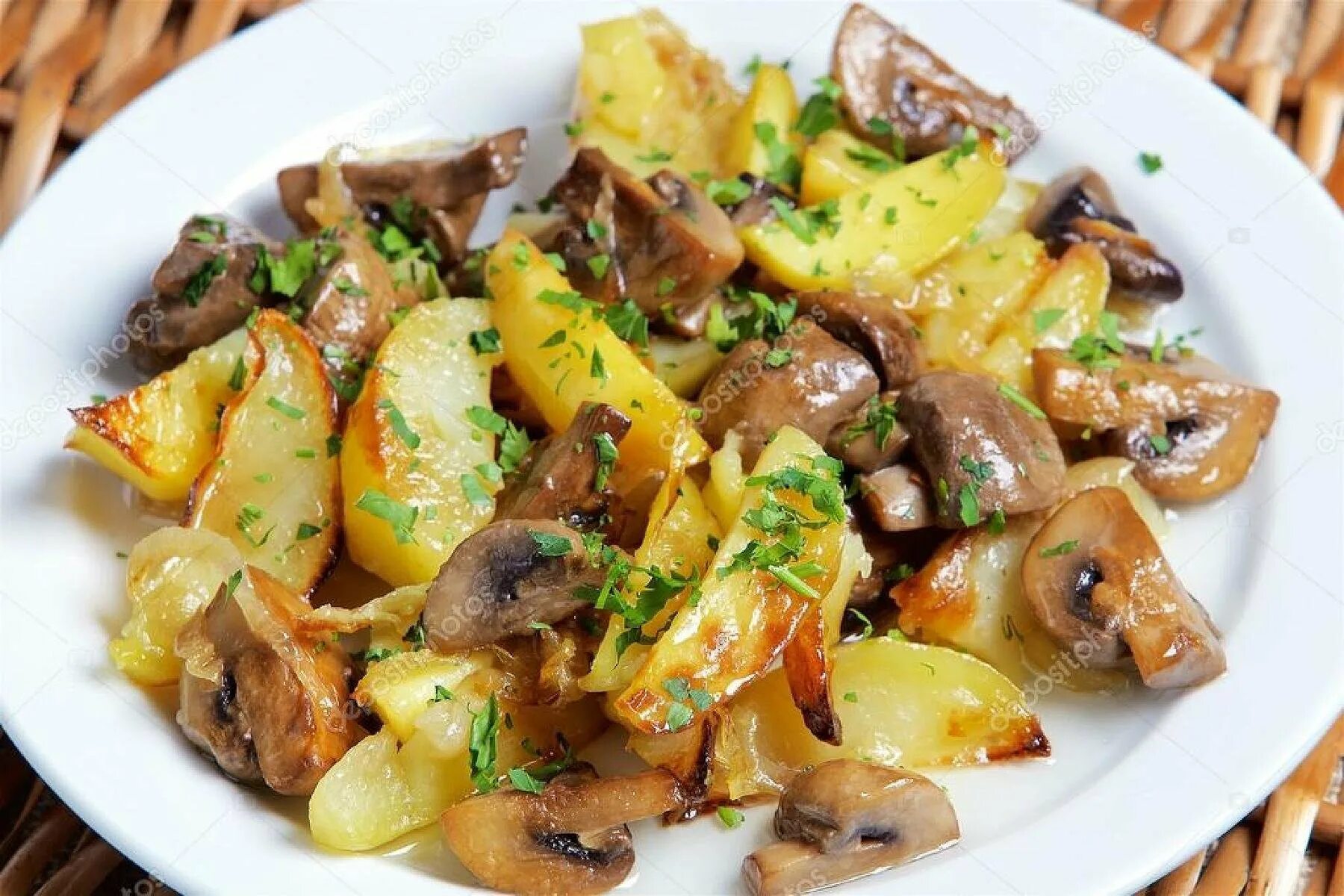 Жарен картошка с грибами. Картошка с грибами. жареная картошка с грибами. жареная картошка с грибами и луком. картофель жареный с грибами.