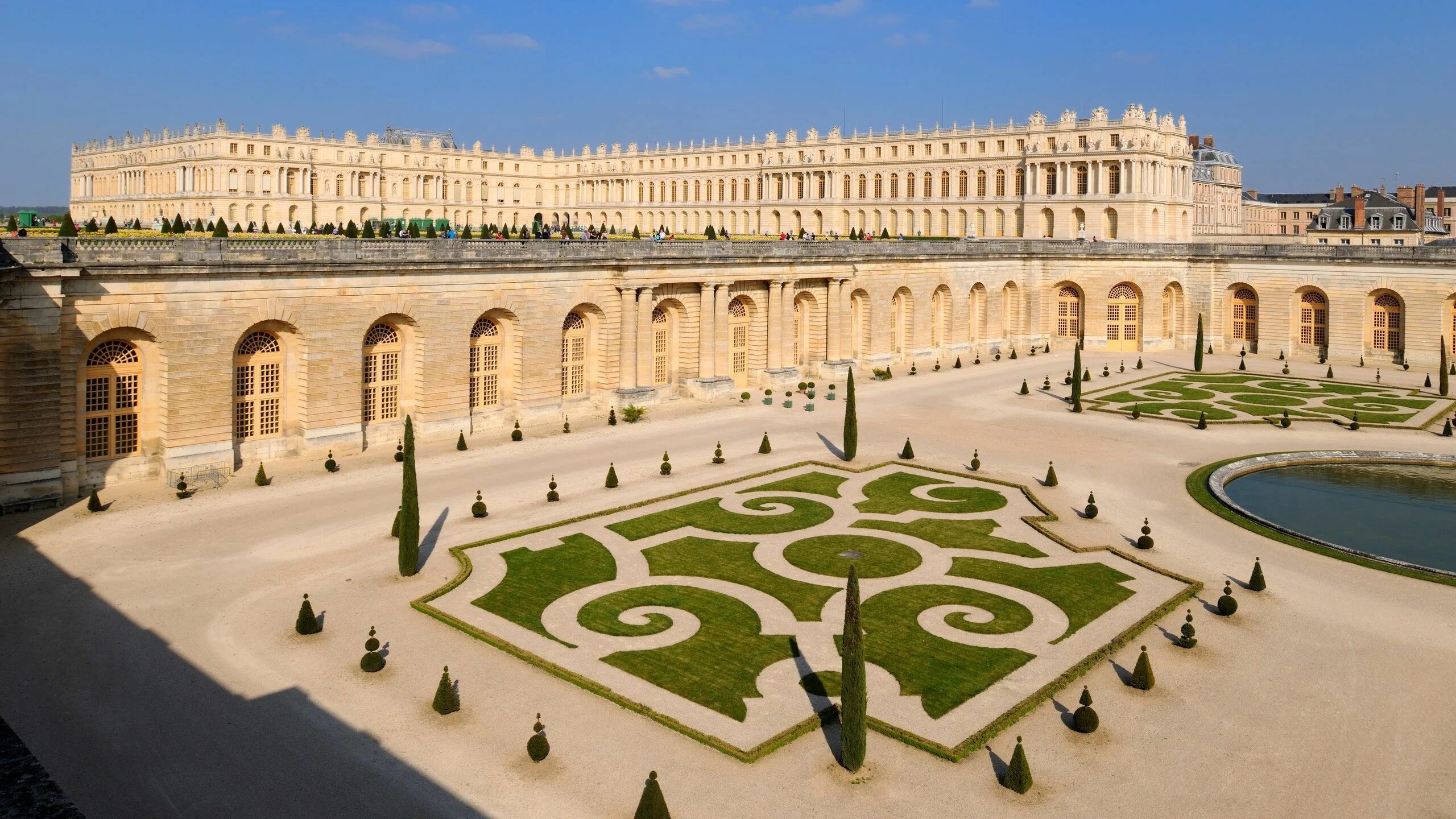 Версаль билеты. Версальский дворец Версаль Франция. Королевский двор Версальского дворца. Версаль (Palace of Versailles) внутри. Версальский дворец на французском.