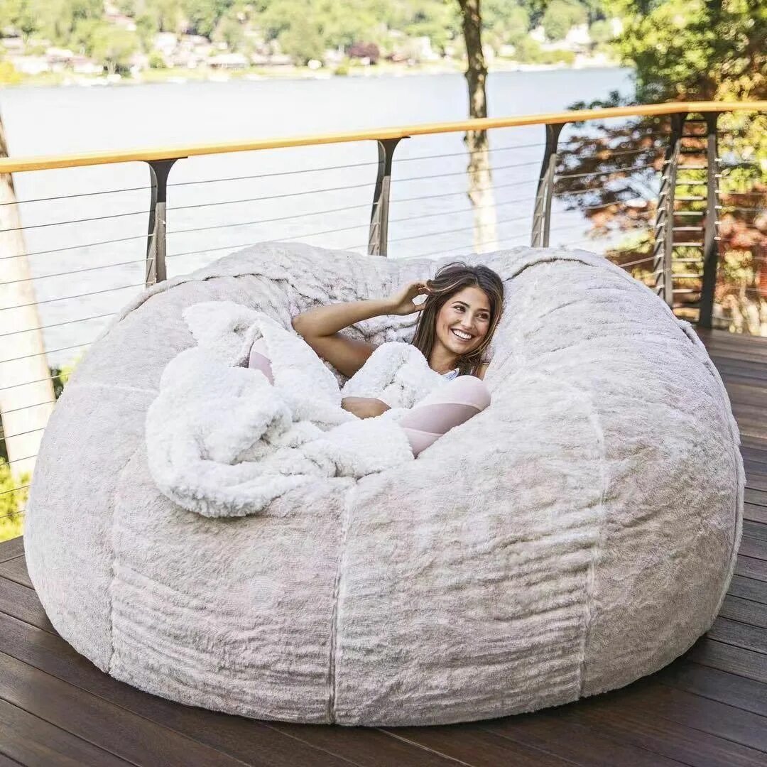 Мягкий с большим количеством. Bean Bag Bed кровать. Гигантская подушка кровать lovesac. Giant Bean Bag. Кресло-подушка lovesac sac.