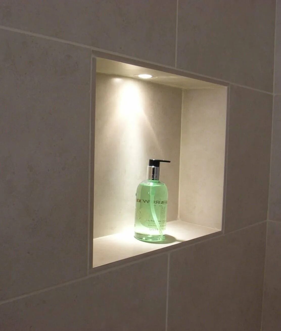 Полочки в ванной с подсветкой. Подсветка Нили в ванной. Подсветка ниш в ванной. Полки с подсветкой в ванной. Ниша в ванной с подсветкой.