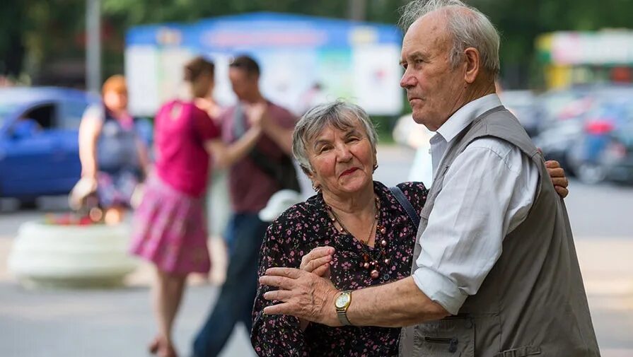 Пенсия 1999 году. Пожилые люди. Пенсионеры. Пожилые люди в России. Старики в России.