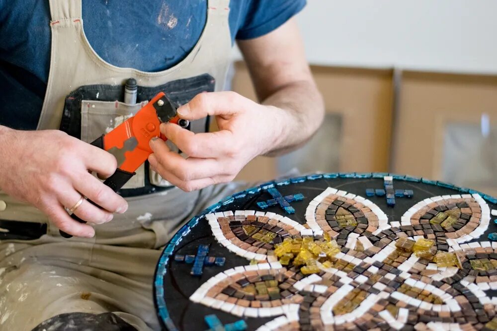 Резка мозаики. Резка мозаики из стекла. Инструменты для изготовления мозаики в домашних условиях. Как резать декоративную мозаику.
