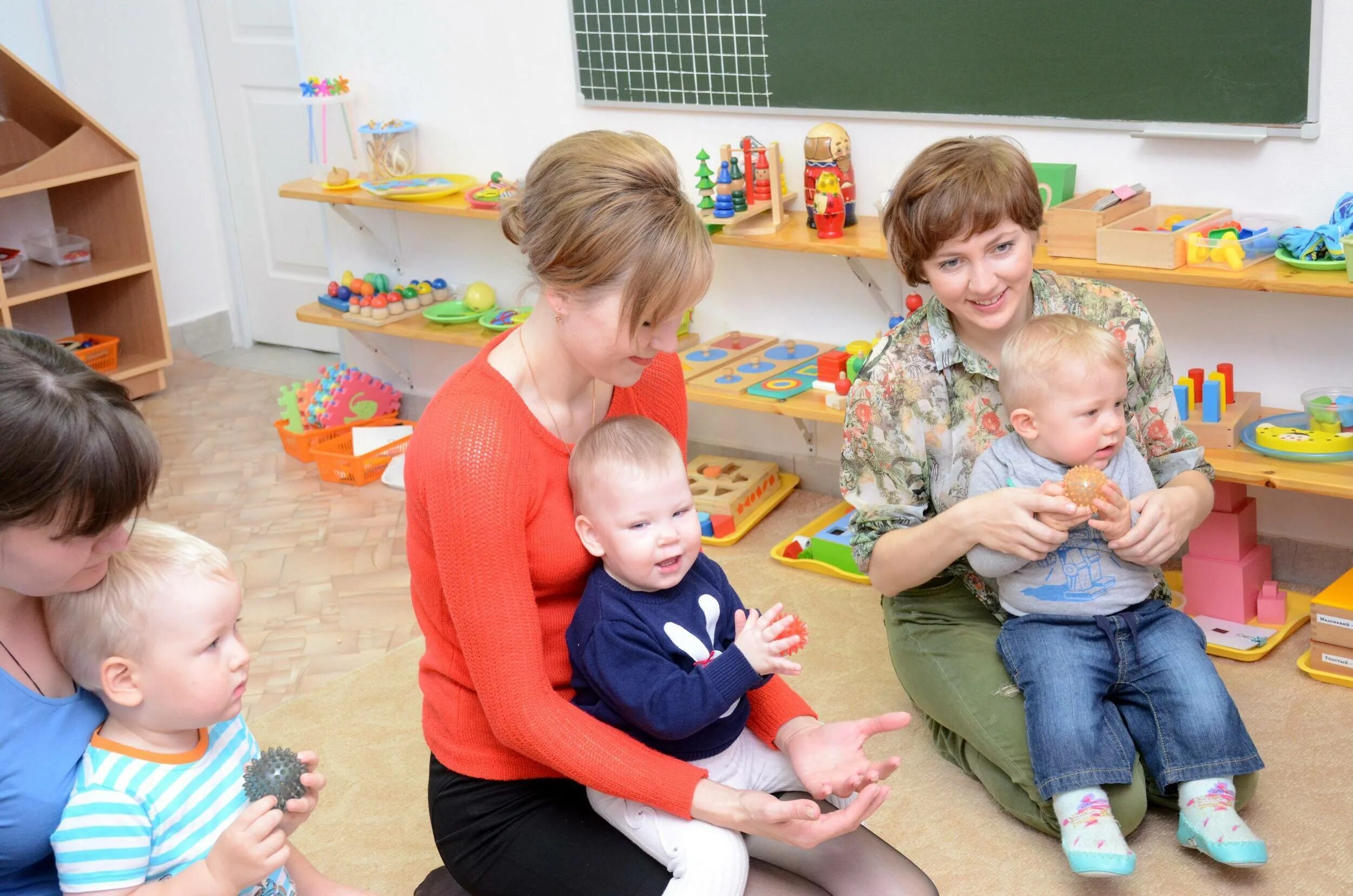 Мама с ребенком в садике. Малыши в детском саду. Дети в саду. Дети в садике. Дети раннего возраста в детском саду.