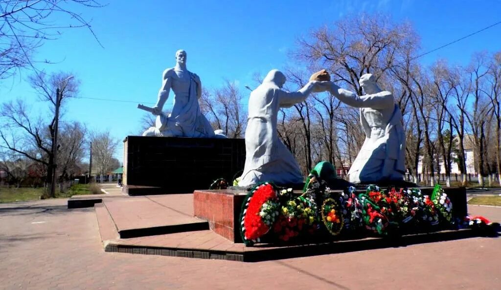 Парк победы соль илецк. Соль-илецк вечный огонь. Соль-илецк вечный огонь. Победа соль илецк. Монумент победы соль илецке.