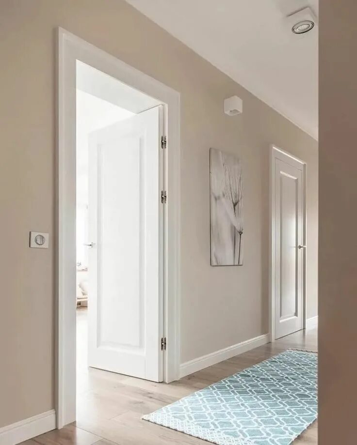 Дверь в комнату белая. Двери в интерьере. Белый плинтус в интерьере. Белые двери и цвет стен. Молдинги в интерьере коридора.