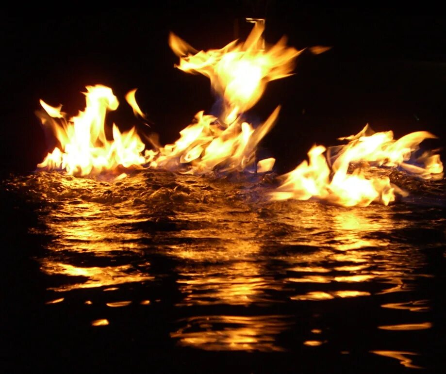 Вода горит. Огонь и вода. Огонь и море. Отражение огня в воде. Отражение костра в воде.
