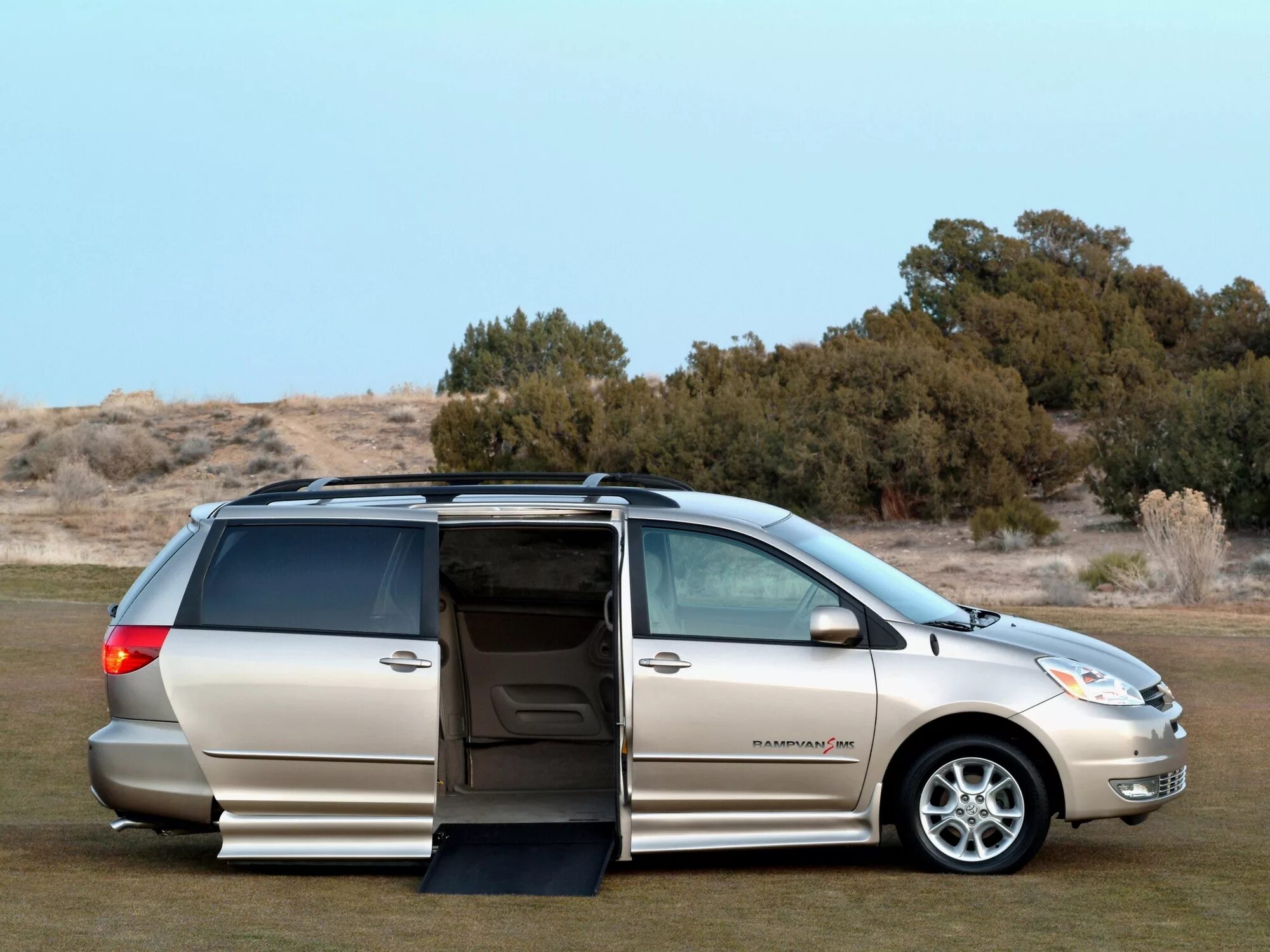 Купить тойота сена. Toyota Sienna 2004. Toyota Sienna 2006. Toyota Sienna 2. Toyota Sienna Rampvan.