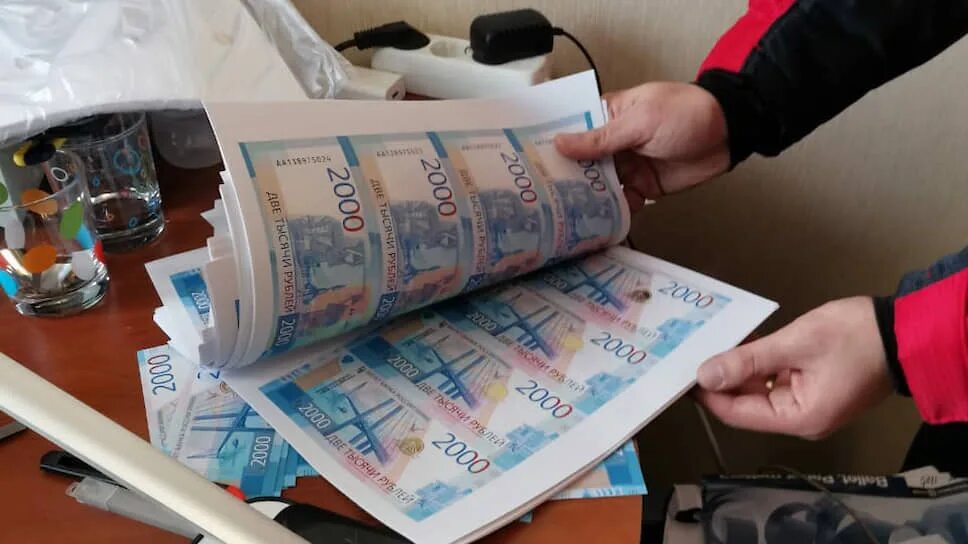 Мошенники 1 рубль. Фальшивомонетничество денег. Деньги фальшивки.