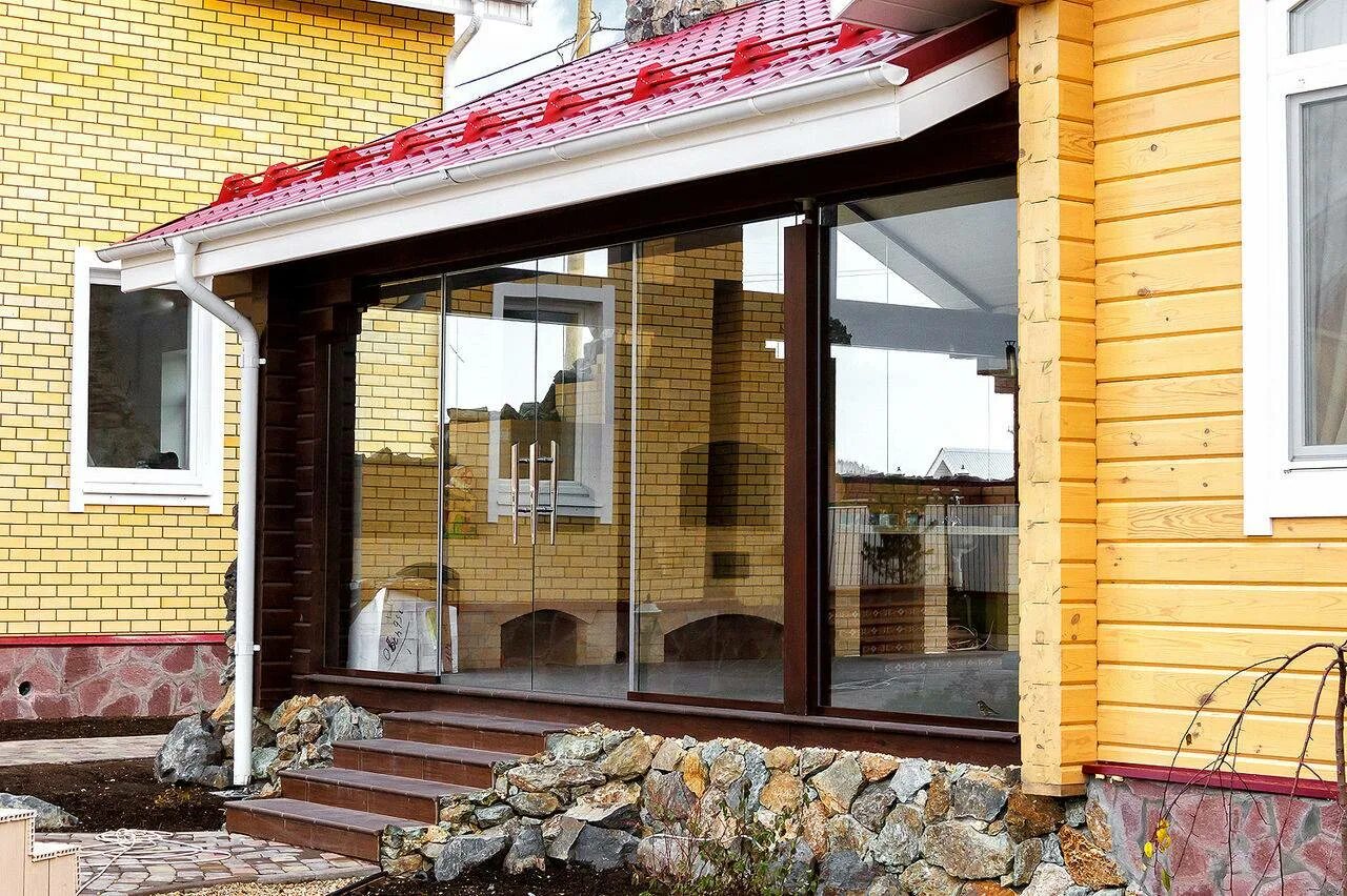 Остекление загородных домов и коттеджей. Окна с тройным профилем, под дерево