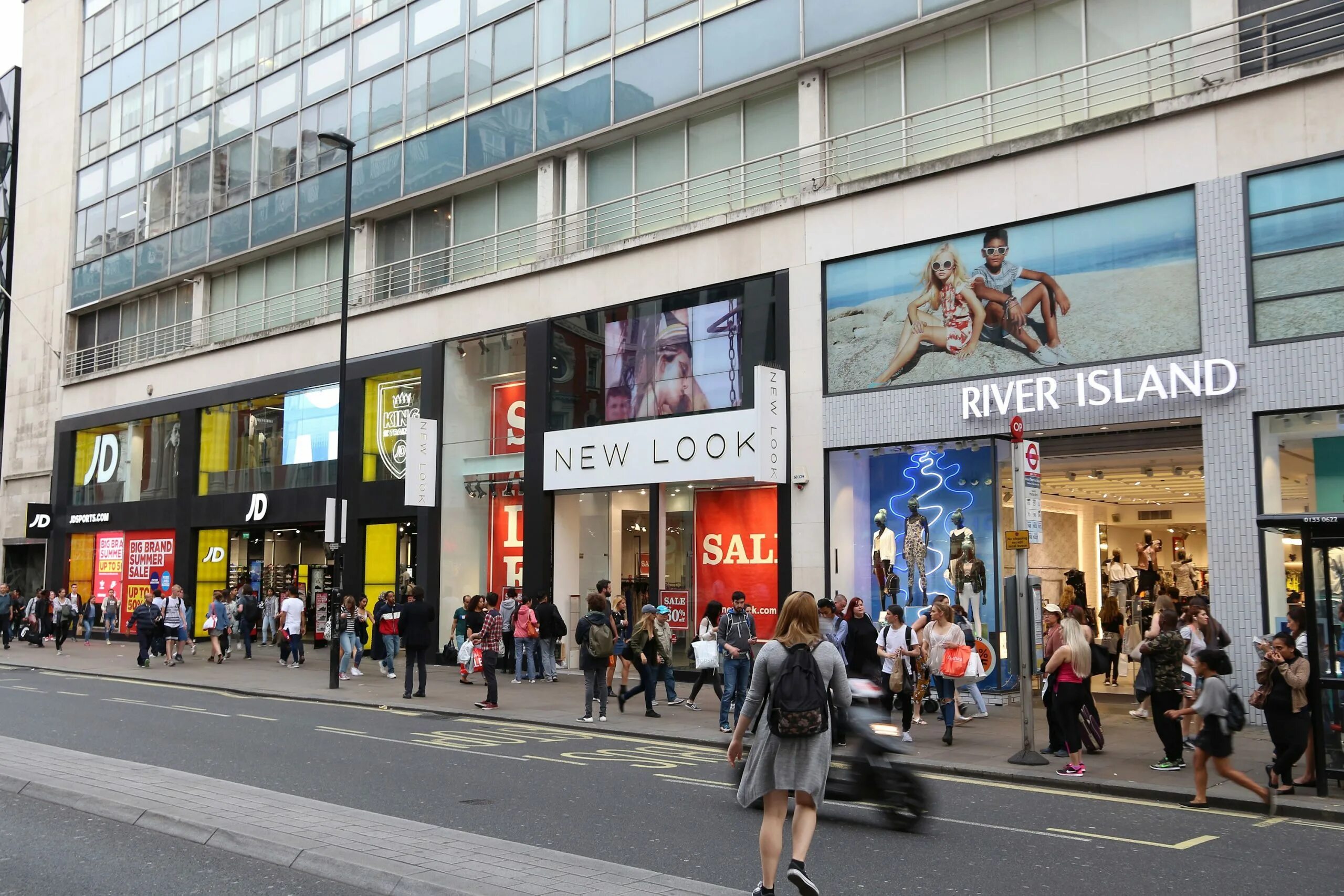 London shopping Oxford Street. Универмаге Selfridges на Оксфорд-стрит. Оксфорд стрит магазины. Магазины на оксфордской улице. Oxford street shopping