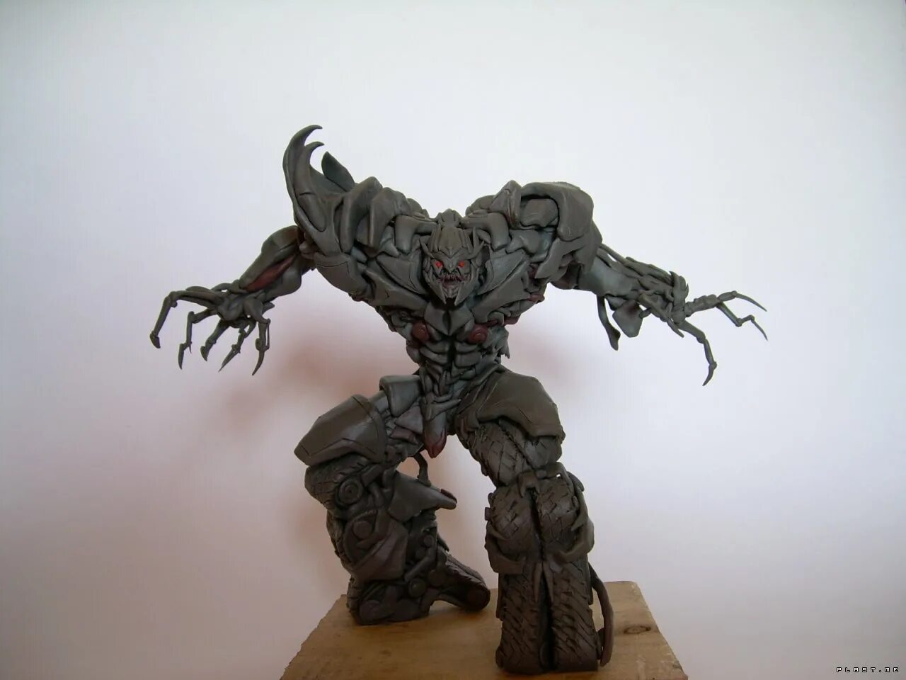 Бамблби трансформер из пластилина. Лепка трансформеров. Бамблби трансформер из пластилина. Оптимус прайм пластилин. Робот трансформер из пластилина.