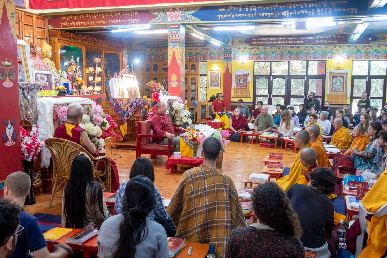 Тхеравада и махаяна. Далай лама праздник. Буддизм тхеравада храм. Будда дхарма сангха. Где бхимрао принял буддизм.