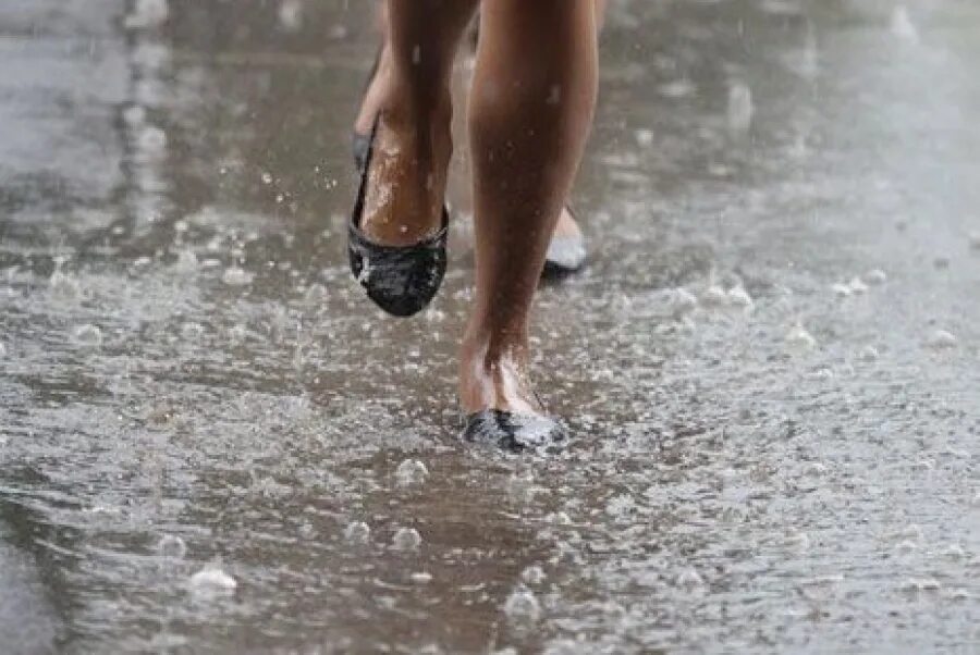 Босые ноги в луже. Мокрые ноги. Ноги в луже. Ноги под дождем. Девушка под дождем.