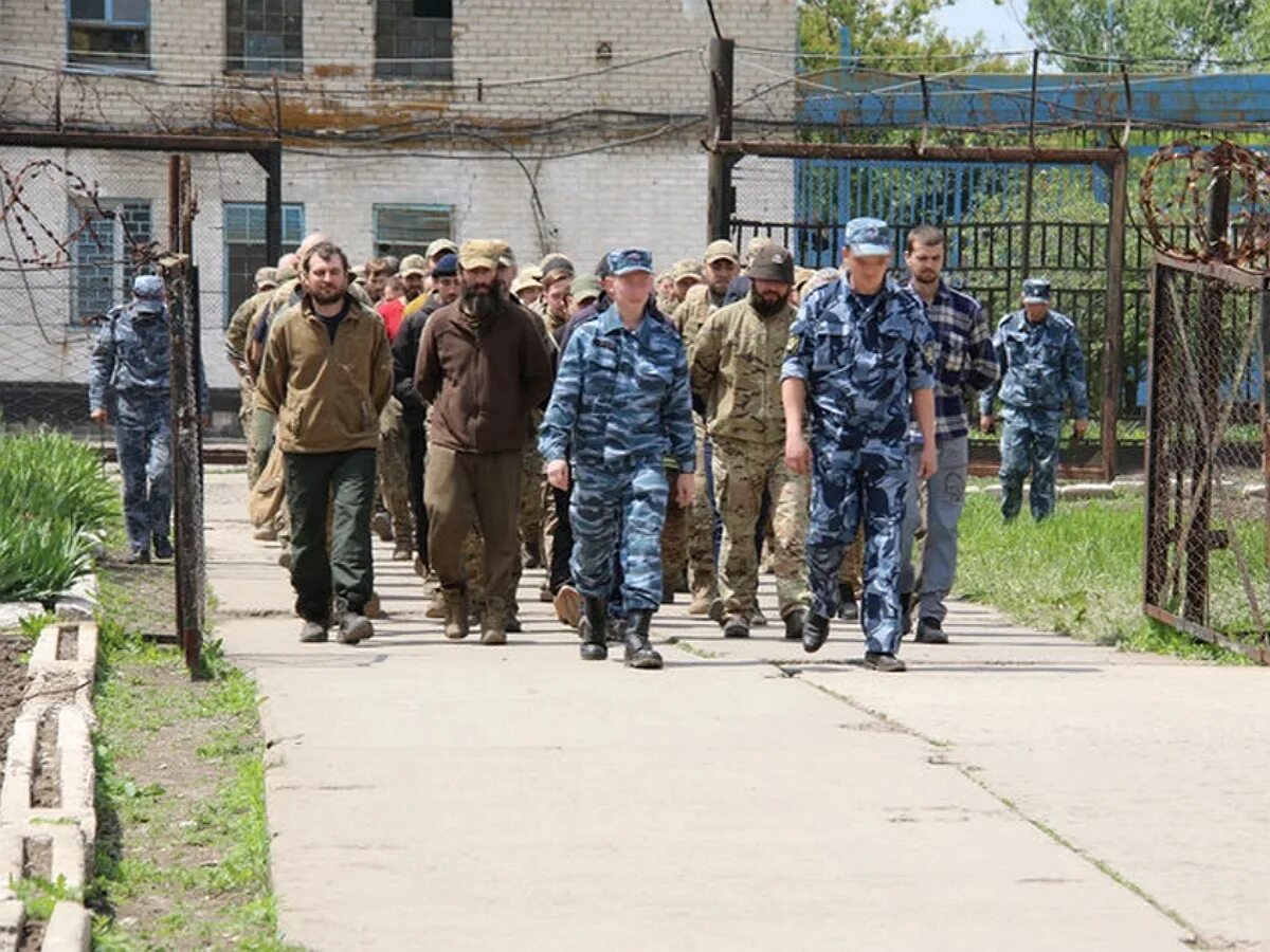 Где содержатся военнопленные. Колонна советских военнопленных 1941. Лагеря военнопленных в 1941. Где содержатся военнопленные. Пленные азовцы в еленовке.