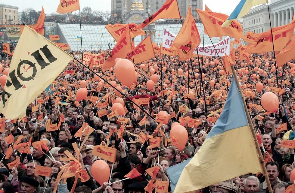 Orange revolution. Ющенко оранжевая революция. Митинги 2004 оранжевая революция. Оранжевая революция Украина 2004 год. Виктор Янукович оранжевая революция.