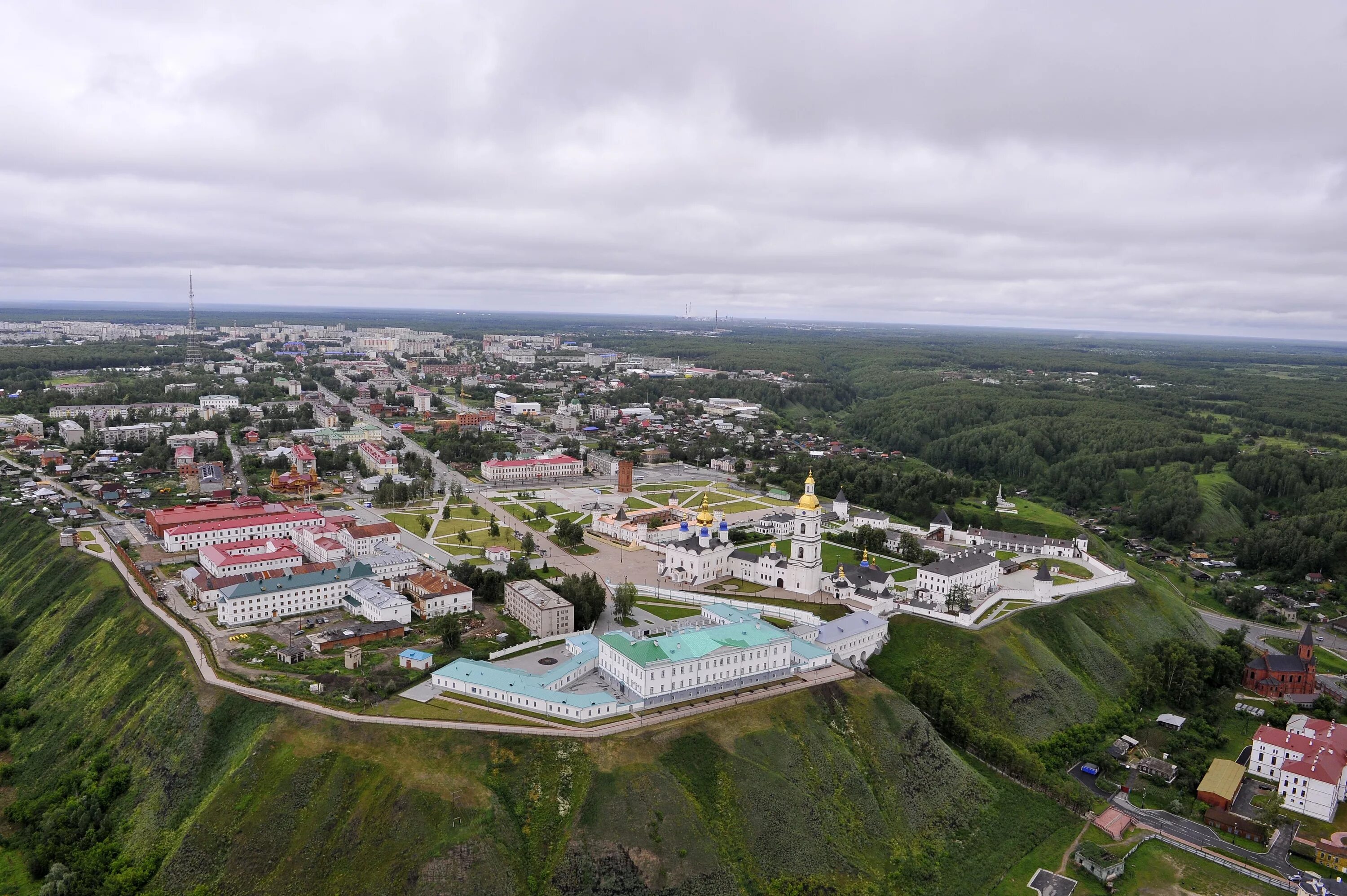 Как называется город тобольск. Тобольский Кремль Тюмень. Кремль Тобольск сверху. Тобольский Кремль с высоты птичьего полета. Западная Сибирь Тобольск.