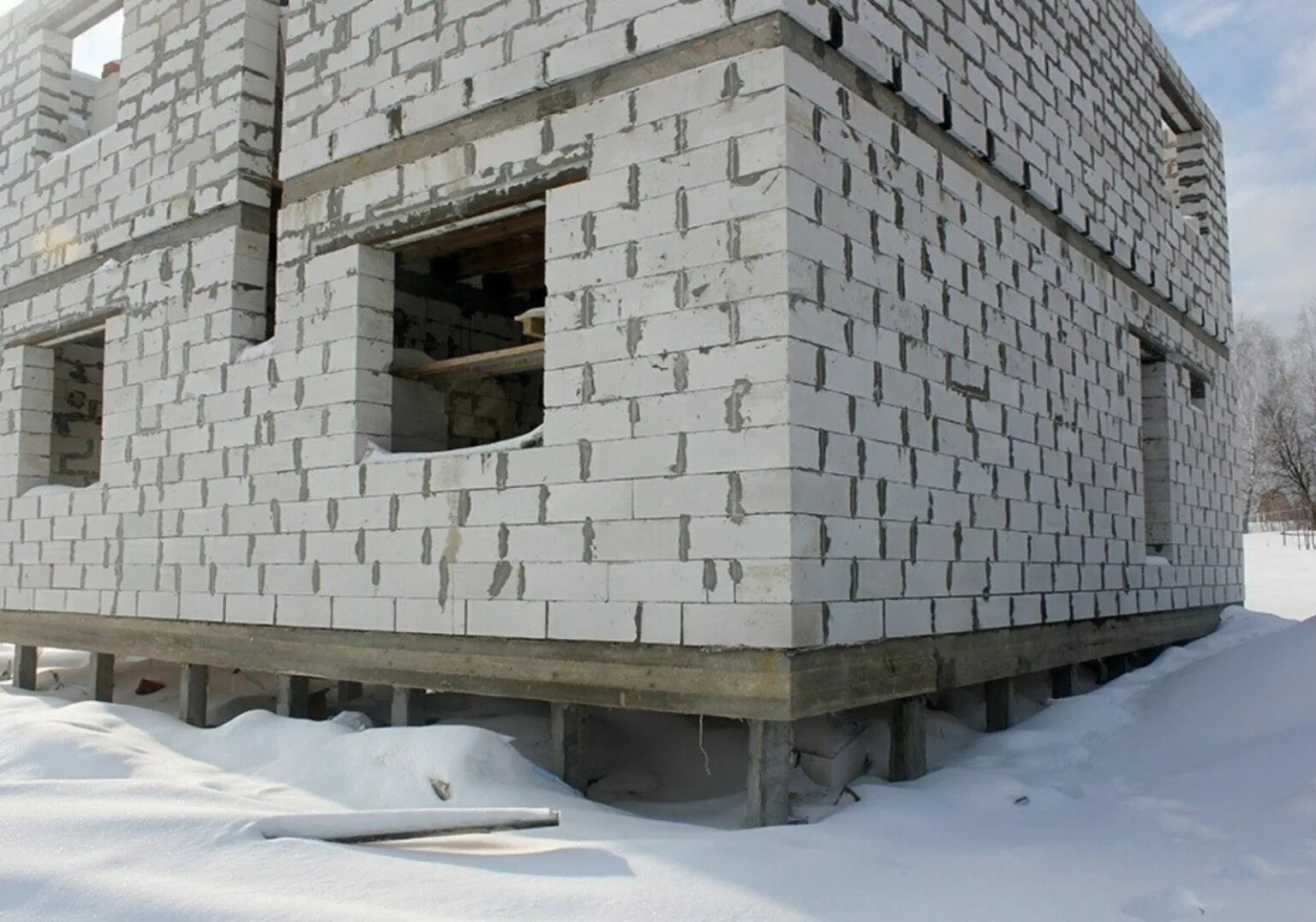 Дом на сваях из газоблоков. Дом из газобетона на винтовых сваях. Баня из керамзитобетонных блоков на винтовых сваях. Свайно-ростверковый фундамент на винтовых сваях. Баня на винтовых сваях из пеноблоков.