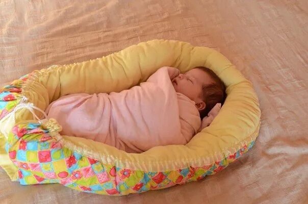 Можно ребенку спать в коконе. Лежанка для новорожденных. Подушка кокон для сна новорожденным. • Укладка «гнездо» для новорожденных. Кокон для совместного сна с младенцем.