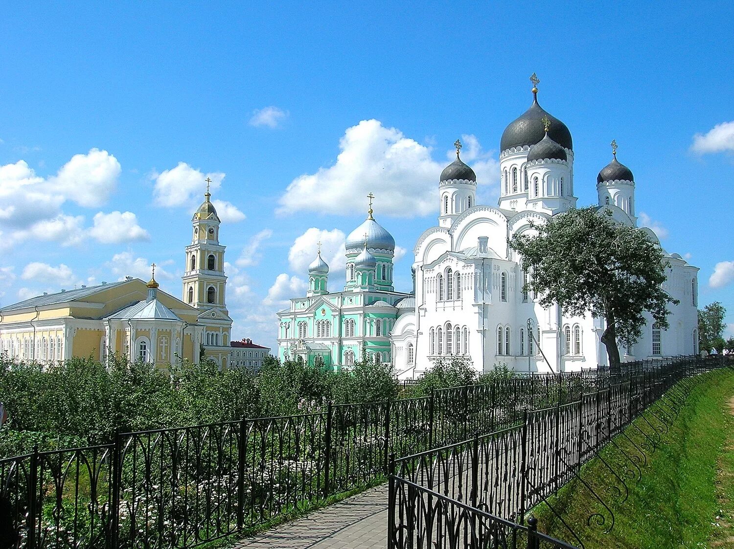 Монастыри нижегородской области сайты. Нижний Новгород Серафимо-Дивеевский монастырь. Дивеево Свято Троицкий Серафимо Дивеевский монастырь. Нижегородский монастырь Дивеево. Дивеево монастырь канавка Богородицы.