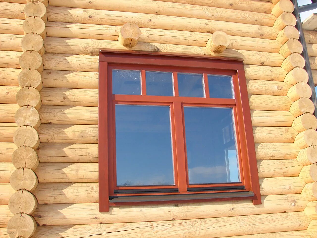 Купить окна в деревянный дом. Окна в деревянном доме. Наличники на окна. Деревянные наличники. Наличники в деревянном доме.