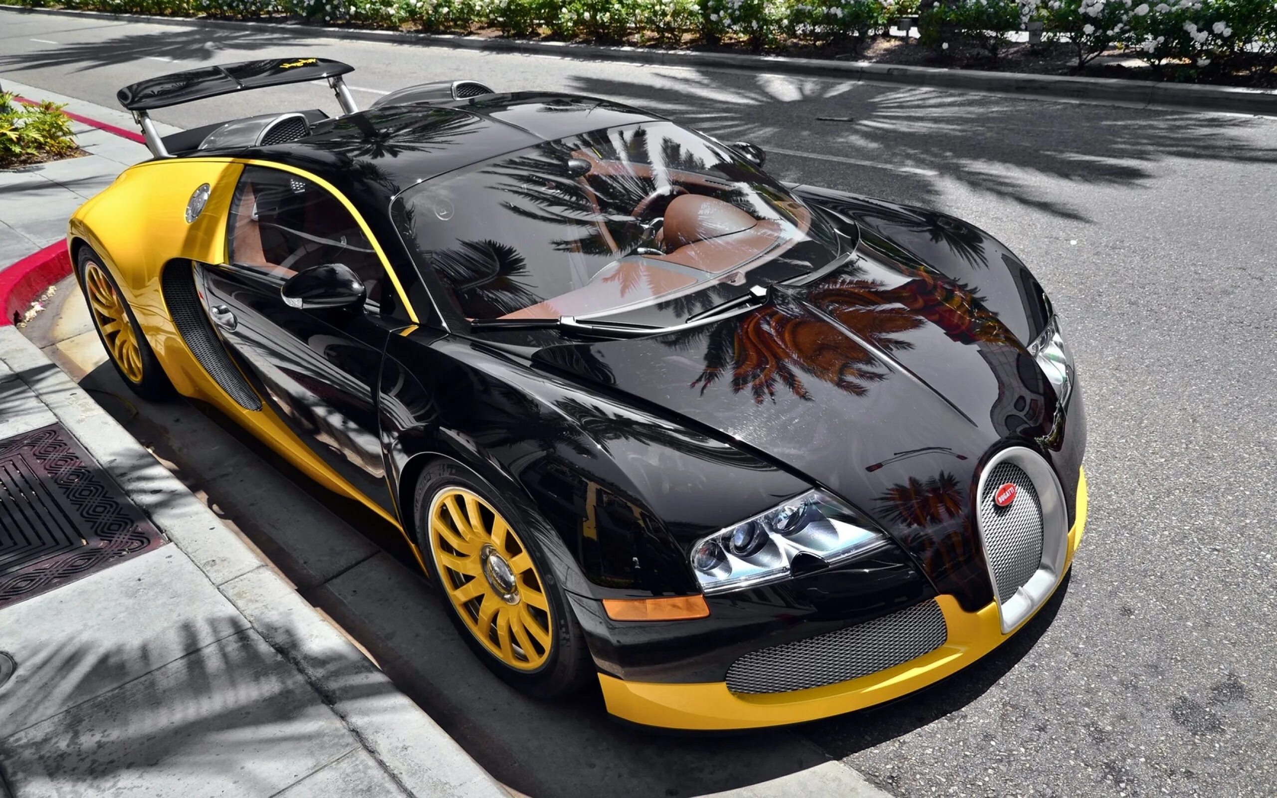 Скачай крутые машины на телефон. Bugatti Veyron. Бугатти Вейрон 2020. Бугатти Вейрон желтая. Суперкары Бугатти.