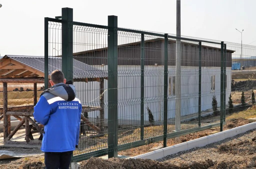 Забор горизонтальный металлический. Заборы ставрополь. Забор виола. Забор жалюзи ранчо. Сталькомплект забор жалюзи.