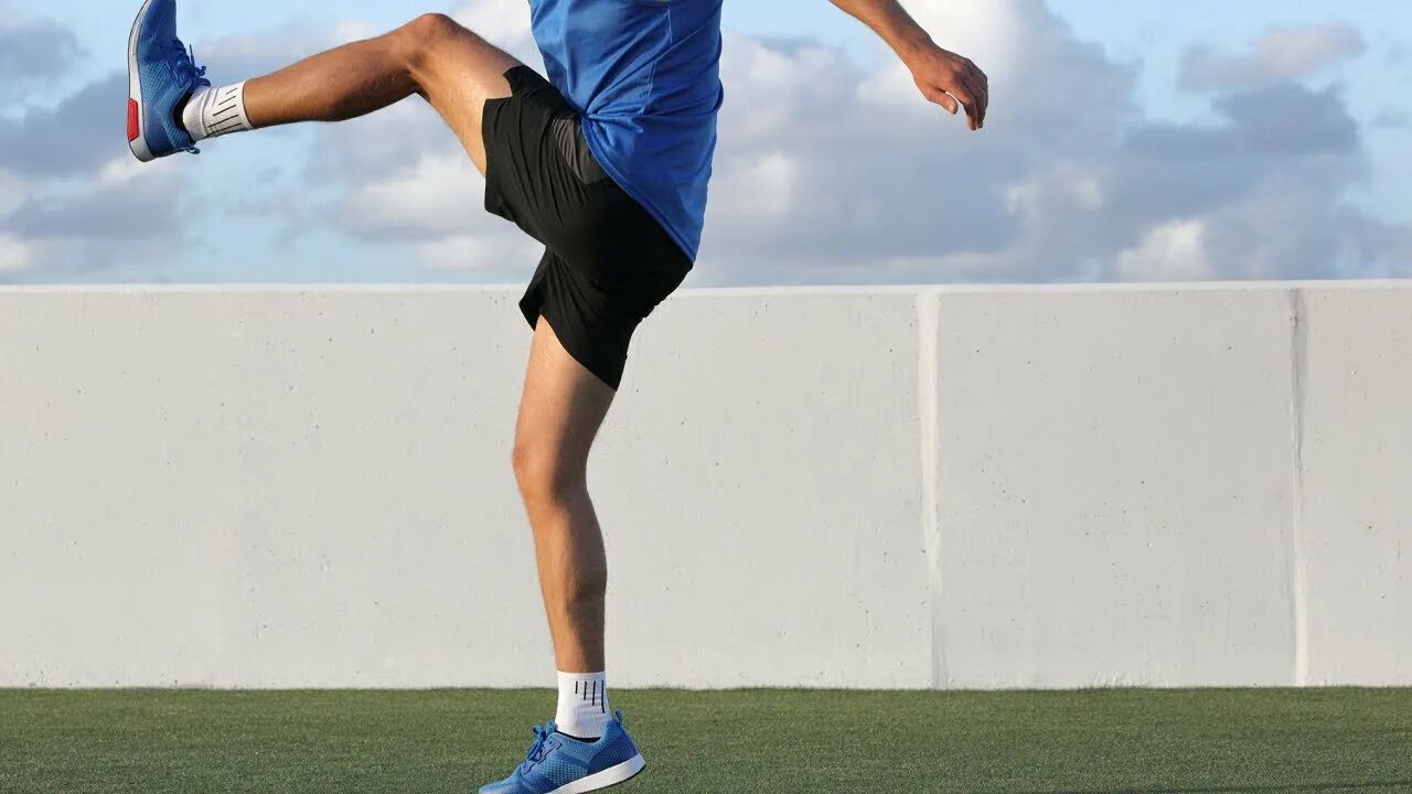Dynamic height. Спортсмен бежит. фотографии спортсменов. картинка спортсмена в движении. dynamic stretch тренировка.