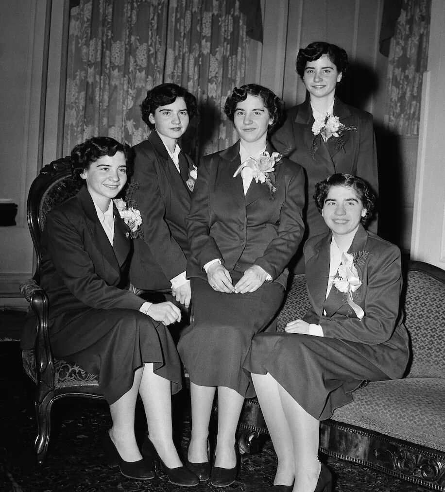 История с 5 девочкой. Сестры дион пятерняшки история. История с 5 девочкой. Сесиль дион пятерняшки. Лина медина самая молодая мама.