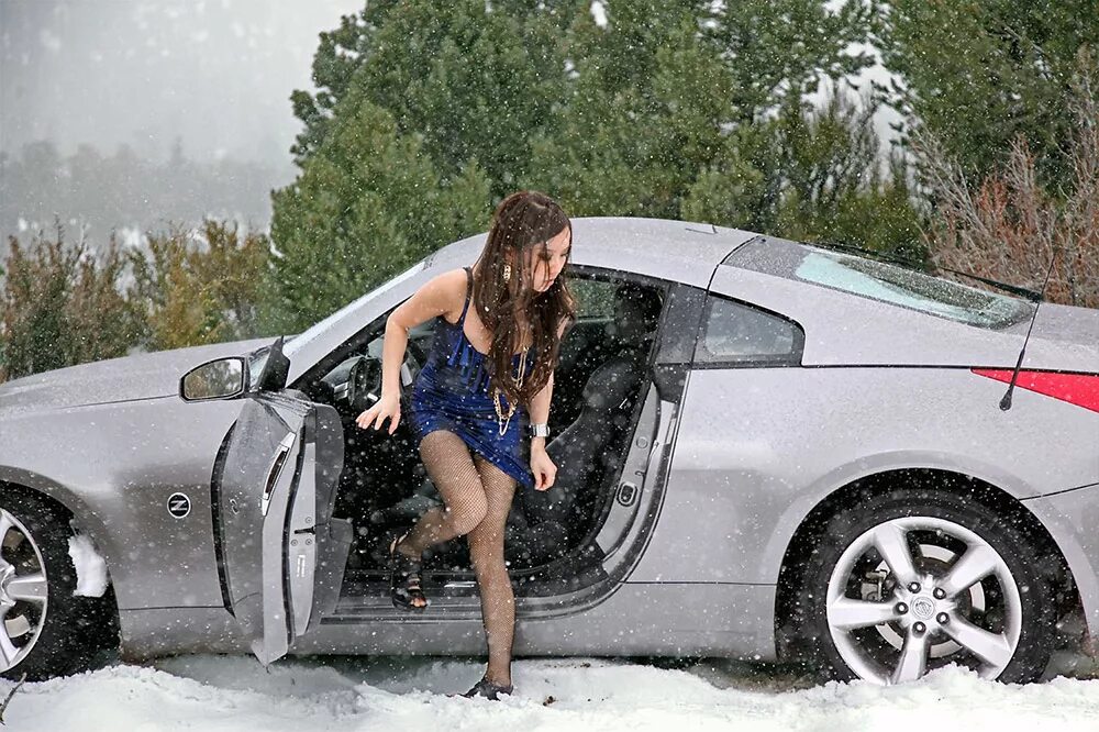 Девушка в машине зимой. Машина застряла в снегу. Девушки и застрявшие автомобили. Машина застряла в сугробе. Машина застряла.