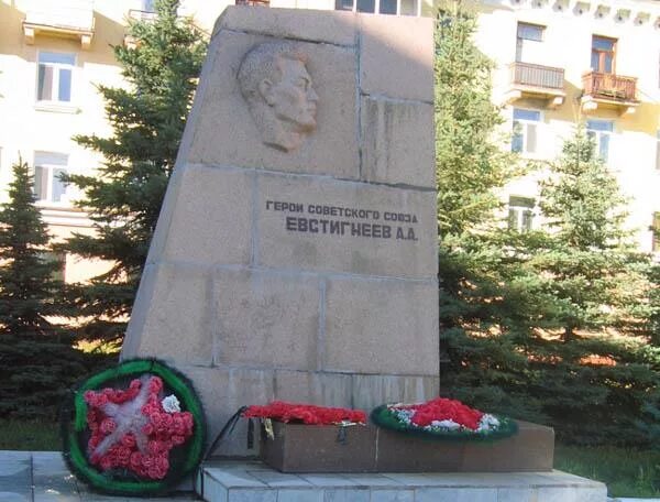 Доска правды воткинск. Доска правды салда. Комсомольская аллея верхняя салда. Памятник евстигнееву верхняя салда. Доска правды салда.