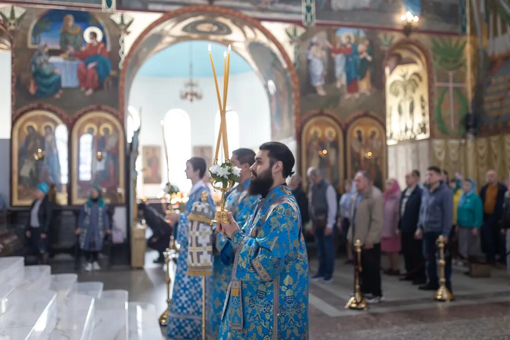 Покровский собор г шахты вертеп. Покровский кафедральный собор шахты. Покровский кафедральный собор шахты. Служба в соборе шахты. Служба в соборе шахты.