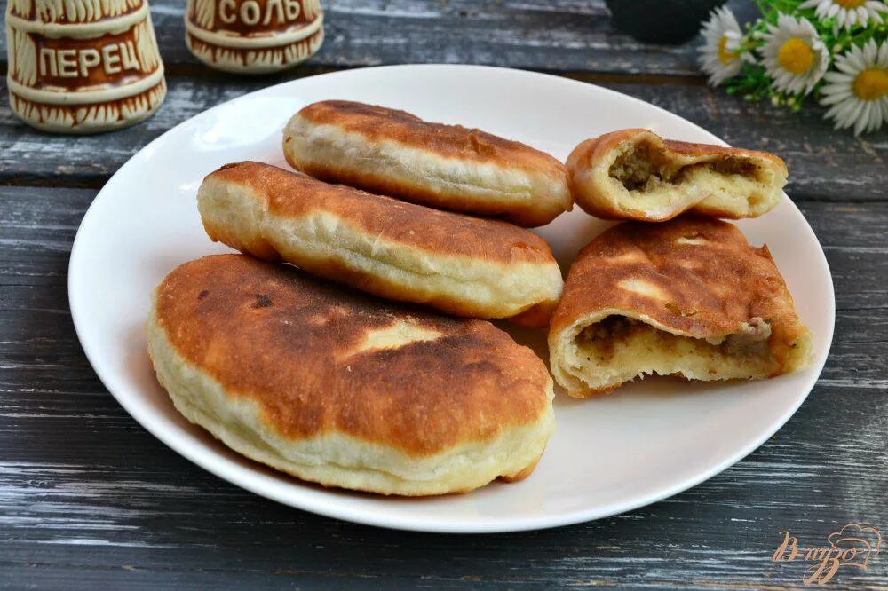 Пирожки с печенью. Жареные пирожки с печенкой. Пирожки с картошкой и печенкой. Пирожки с картошкой и печенкой жареные.