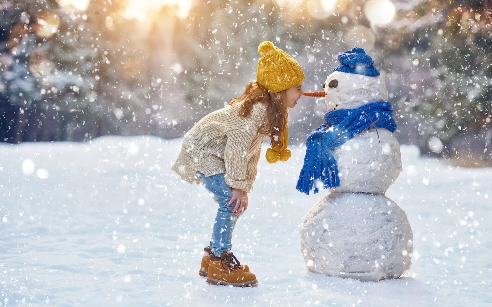 Играть в снежки снеговик. Зимние радости. Дети радуются снегу. Зима для детей. Снег радость.