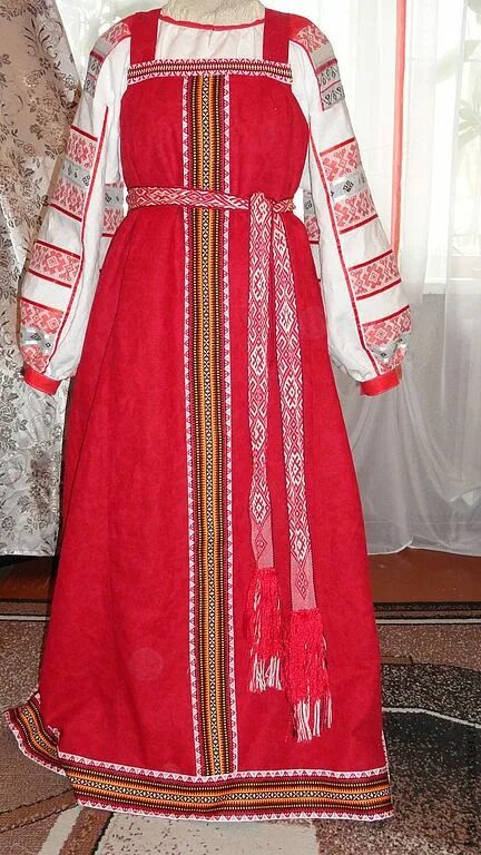 Костюмы в русском народном стиле. Сарафан старинный. Сарафан 19 век. Парча 17 век. В старину дорогая одежда из красной ткани.
