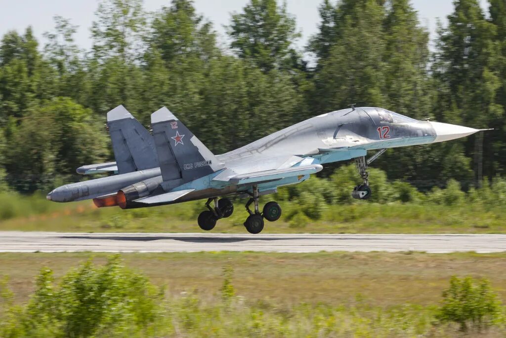 Су-34 в бутурлиновке. Самолеты тактической авиации. Оперативно-тактическая авиация. Су 34 дозаправка. Су-34 бомбардировщик.