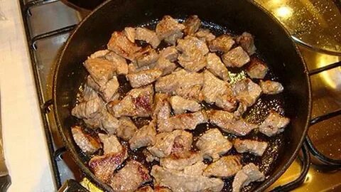 Поджарить мясо на сковороде