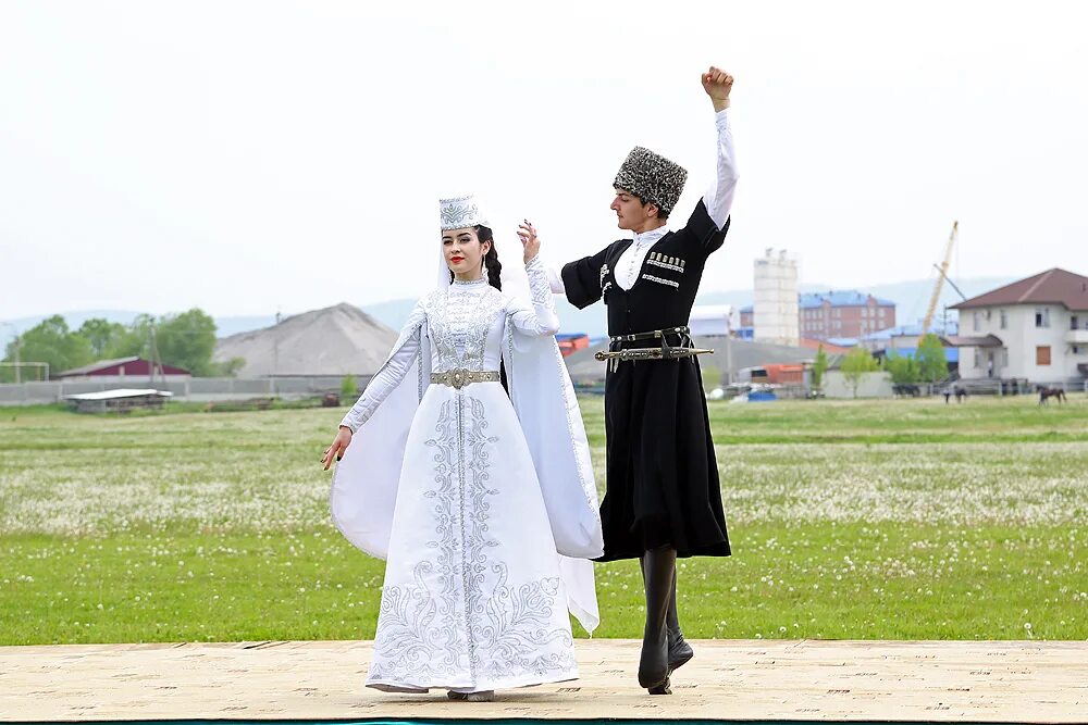 государственный ансамбль народного танца ингушетия. народы кавказа костюмы ингуши. ингушетия танец национальный. национальный костюм ингуши и чеченцы. гос ансамбль ингушетия.
