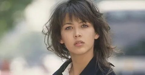 Лифтте екі ер адам мен бір әйел