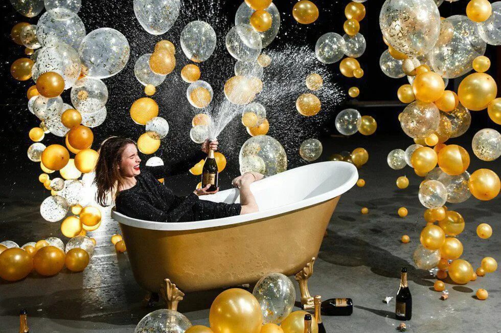 Ванная с шариками. Ванна с шампанским. Фотозона ванная с шариками. Ванна с шарами фотозона.