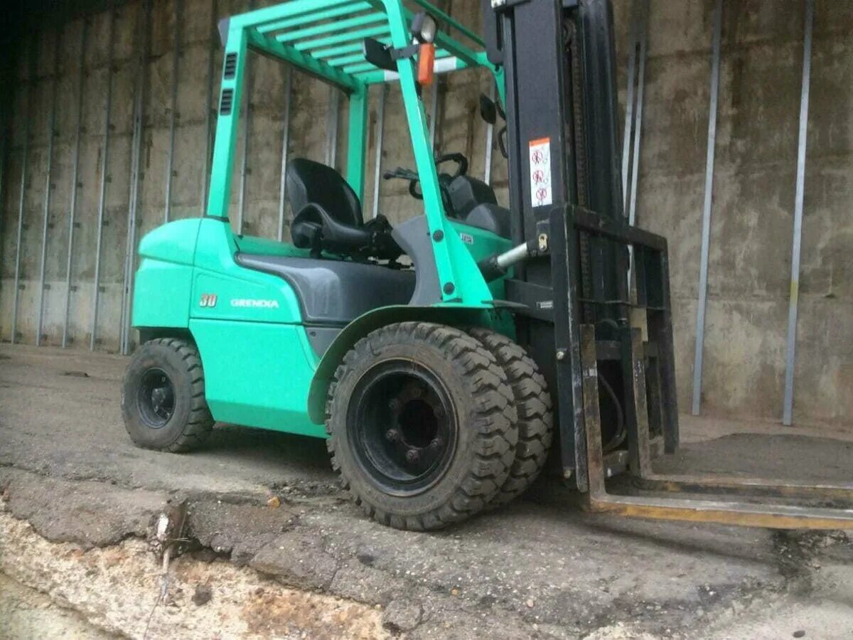 Болгарский погрузчик balkancar 3. Вилочный погрузчик ниссан 3т. Погрузчик дизельный 3т тойота. Вилочный погрузчик liugong clg2070h. Погрузчик далиан 3 тонны.