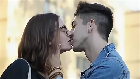 Пранк девушка целует девушек. Пранк с поцелуем. страстные поцелуи пранк. пранк с поцелуем девушки.