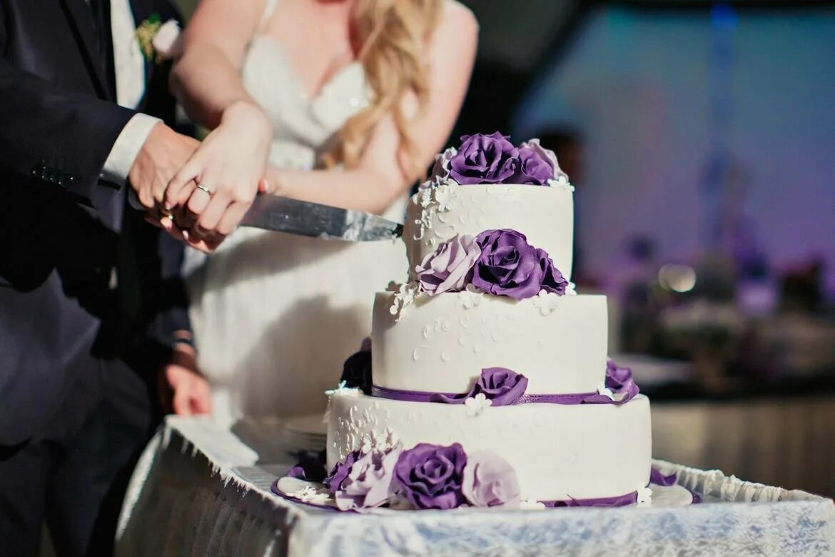 Свадебный торт в фиолетовых тонах. Свадебный торт в сиреневом цвете. Свадебный торт в сиреневых тонах. Свадебный торт с фиолетовыми цветами. Банты сливовый торты перезвонишь