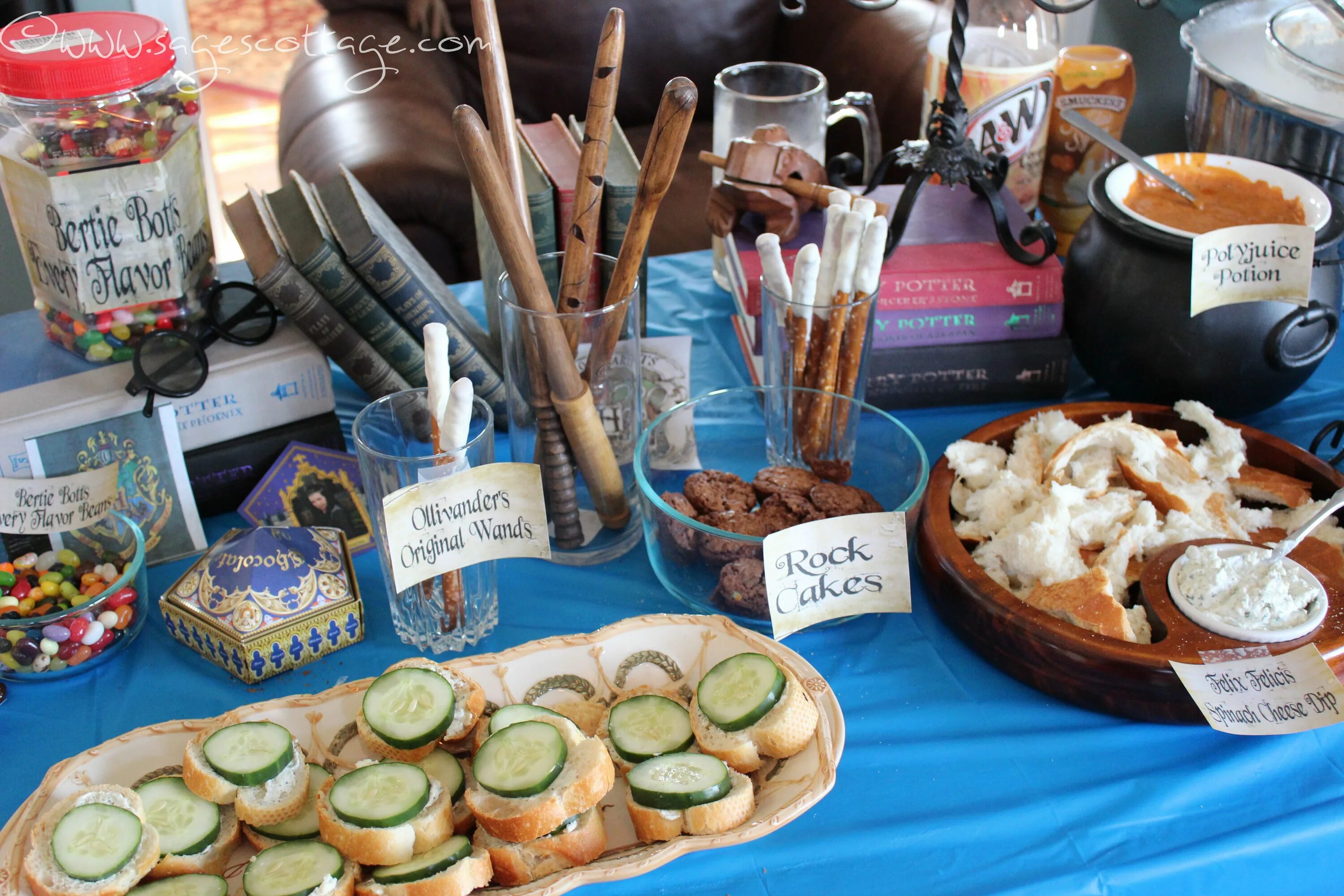 Угощения в стиле гарри поттера. Стол в хогвартсе с едой. Вечеринка в стиле гарри поттер еда. Гарри поттер и философский камень пир. Угощения в стиле гарри поттера.