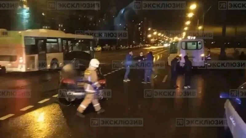 Новости про упавший автобус в санкт петербурге. Авария на дыбенко вчера. фотографии упавшего автобуса в санкт-петербурге. автобус санкт-петербург упал в мойку.