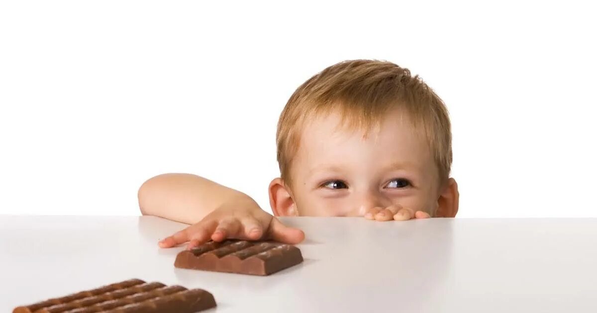 Детям есть конфеты. Конфеты детям. Ребенок ест шоколад. Шоколадки для детей.