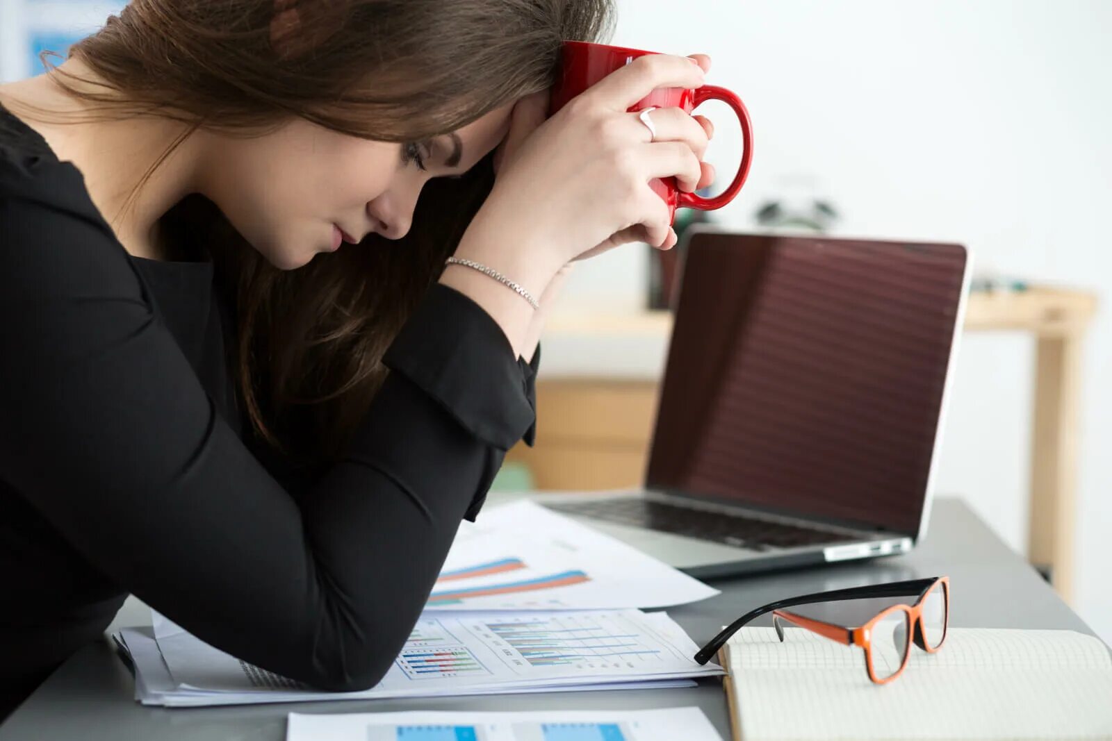 Can be stressful. Успешная девушка. Бизнесвумен стресс. Делопроизводитель. Высокая работоспособность фото.